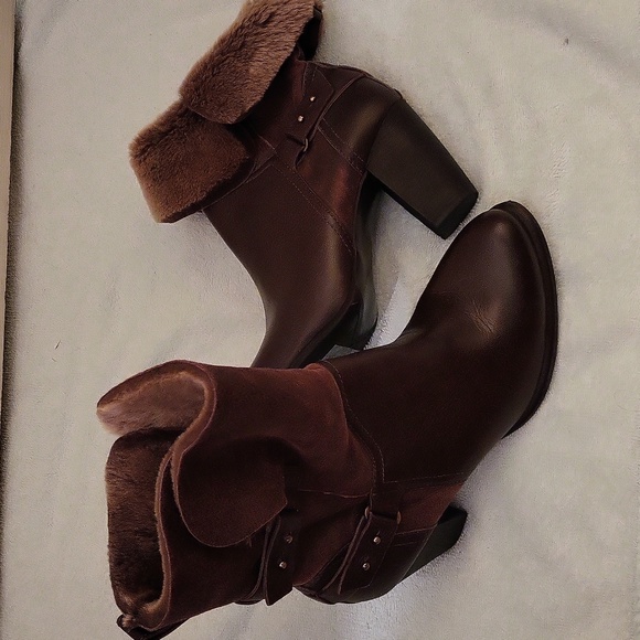 UGGS 100% AUTHENTIC EXCELLENT CONDITION (Like New) - Picture 3 of 16